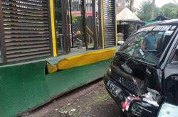 Pecah Ban, Pikap Tabrak Halte Trans Jogja di Ringroad Selatan