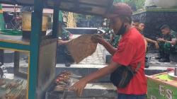 Pernikahan Kaesang-Erina, Dagangan PKL Sekitar Pura Mangkunegaran Laris Manis