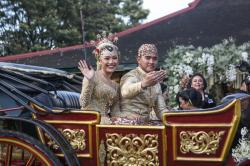 Kaesang-Erina Naik Kereta Kencana Usai Prosesi Akad Nikah