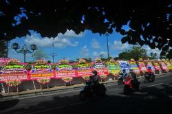 Karangan Bunga Ucapan Selamat Pernikahan Kaesang-Erina Penuhi Kawasan Pura Mangkunegaran Solo