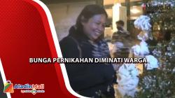  Warga Antusias Ambil Bunga Dekorasi Akad Nikah Kaesang - Erina di Pendopo Agung Royal Ambarukmo
