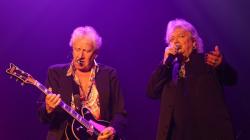 Konser Air Supply Bawa 15 Lagu Hibur Penggemar 
