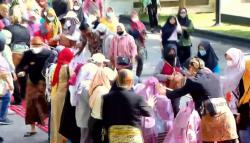 Prosesi Begalan Kaesang-Erina, Warga Berebut Perabotan Rumah Tangga