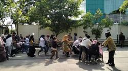 Ibu-Ibu Geruduk Loji Gandrung, Rebutan Alat Rumah Tangga