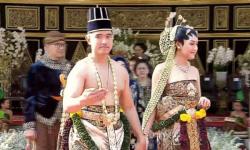 Gaya Kaesang Pamer Cincin Nikah saat Kirab di Solo Hari Ini
