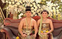 Gemas! Diam-diam Kaesang Bikin Love Sign di Acara Ngunduh Mantu
