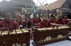 Ribuan Warga Solo Padati Depan Pura Mangkunegaran, Dihibur Musik Karawitan 