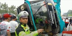 Bus Kecelakaan Tunggal di Tol Cipali, 2 Penumpag Tewas, 18 Luka-luka