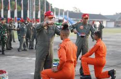 32 Siswa Sekbang A-101 dan 6 PTTA A-4 Raih Wing Penerbang
