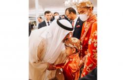 Momen Putra MBZ Cium Kening dan Ngobrol dengan Jan Ethes