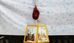 Tolak Relokasi SDN Pondok Cina 1, Mahasiswa Pasang Foto Wali Kota Depok Terbalik