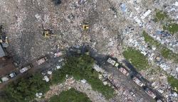 Antrean Panjang Truk Sampah akibat Akses ke TPA Burangkeng Longsor 