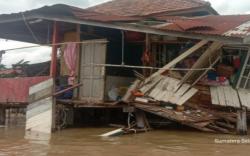 Viral, Tongkang Batu Bara Tabrak Perahu dan Rumah Warga Tepian Sungai Musi