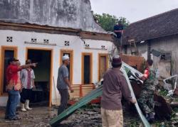 3 Desa di Malang Porakporanda Diterjang Angin Puting Beliung, Warga Histeris<