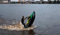 Serunya Bermain Jet Ski di Tengah Sungai Kapuas