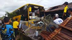 Bus Pariwisata Tabrak 2 Rumah dan 1 Bengkel di Sumbar, 3 Warga Terluka