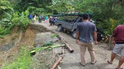Jalan Longsor di Nias Selatan Tak Bisa Dilewati, Pikap Ini Malah Nekat Terobos