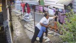 Aksi Santai Perempuan di Bukittinggi, Ngerokok sambil Curi Jemuran Warga