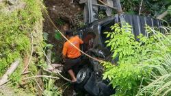 Pikap Terjun ke Parit Sedalam 7 Meter di Jalan Raya Cipatat KBB, Sopir Luka