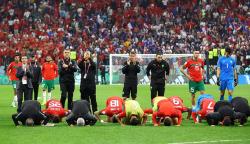 Para Pemain Maroko Bersujud usai Dikalahkan Prancis