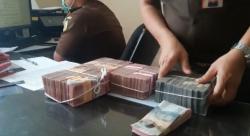 Kejari Bojonegoro Sita Tumpukan Uang Ratusan Juta dari Korupsi Dana BOS SMP