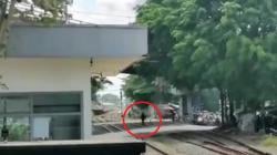 Viral Pejalan Kaki Nyaris Tewas Tertabrak Kereta Cikuray di Cimindi Cimahi<