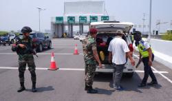 Jelang Nataru, Prajurit TNI Perketat Pengamanan Akses Masuk Bandara A Yani Semarang