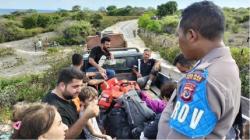 13 WNA Irak Terdampar di NTT, Polisi Cari Sosok Pria Ini