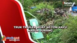 Diduga Kelebihan Muatan, Truk Trailer Masuk Jurang di Jalan Lintas Semarang-Magelang