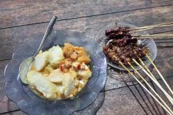 Rekomendasi Kuliner Murah, Sate Kronyos Mbah Gudil Dijamin Bikin Nagih