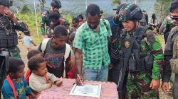 Anggota KKB Puncak Jaya dan Masyarakat Kampung Tirineri Ikrar Setia kepada NKRI