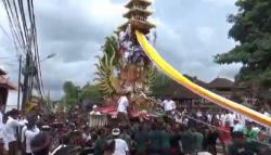 Pelebon Seniman Pencipta Drama Gong Bali di Gianyar Dihadiri Ribuan Orang