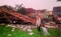 Hujan Angin Rusak 40 Rumah di Bekasi, 1 Orang Terluka