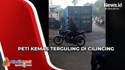 Hilang Kendali, Peti Kemas Terguling dan Hampir Timpa Pemotor di Cilincing