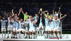Suasana Ruang Ganti Argentina usai Juara: Messi Pesta di Atas Meja, Aguero Hina Pemain Prancis