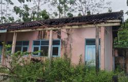 Pascaregrouping, SD Trasih III Gunungkidul Mangkrak Penuh Semak Belukar