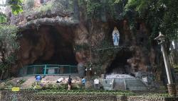 Persiapan Natal di Gua Maria Kediri