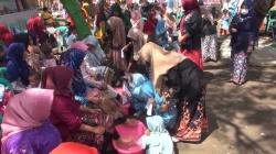  Mengharukan, Ratusan Anak PAUD dan TK di Tegal Basuh Kaki Ibu