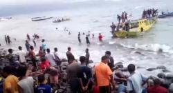 Dihantam Ombak, Kapal Angkut Puluhan Penumpang Nyaris Tenggelam di Alor