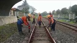 Sambut Libur Nataru, Daop 5 Purwokerto Cek dan Perbaiki Jalur Kereta Api