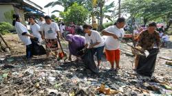 Komunitas Nelayan Pesisir Gotong Royong Bersihkan Muara Sungai Bondet Cirebon<