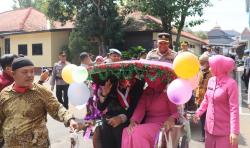  Tradisi Wisuda Purna Tugas, 17 Personel Polres Pemalang Dilepas Naik Becak Hias<