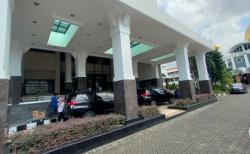 Penyidik KPK Geledah Gedung Setdaprov Jatim, Ini yang Dibawa <