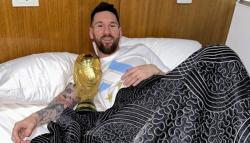 Momen Messi Bangun Tidur Penuh Senyum Sambil Peluk Trofi Piala Dunia
