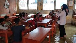 Banjir Rob Indramayu, Ratusan Siswa SD Kerjakan Ujian Semester di Atas Genangan Air <