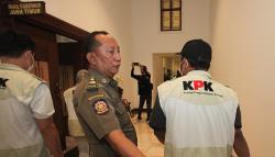 KPK Geledah Kantor Gubernur Jawa Timur
