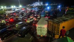Penumpang di Pelabuhan Merak Tak Bisa Berangkat akibat Cuaca Buruk di Selat Sunda 