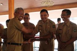 Lestarikan Dolanan Anak, Pemkab Kulonprogo Bagikan Alat Permainan Tradisional kepada Lurah