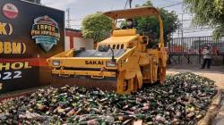 20 Kg Ganja dan Ribuan Botol Miras di Karawang Digilas dan Dibakar<