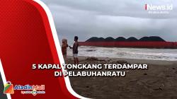 5 Kapal Tongkang Terdampar di Pelabuhanratu Usai Dihantam Gelombang Tinggi